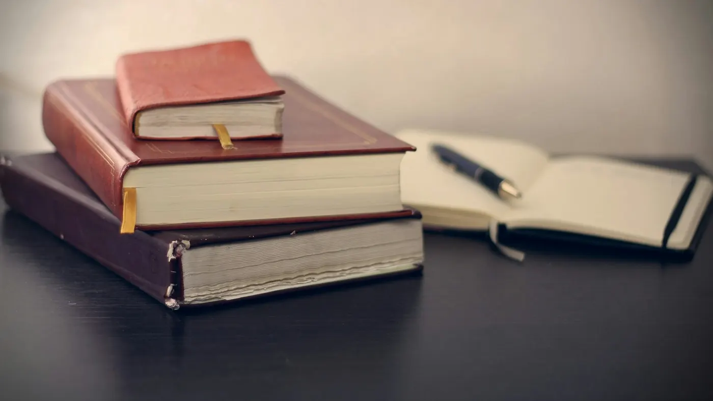 Livros sobre a mesa de trabalho