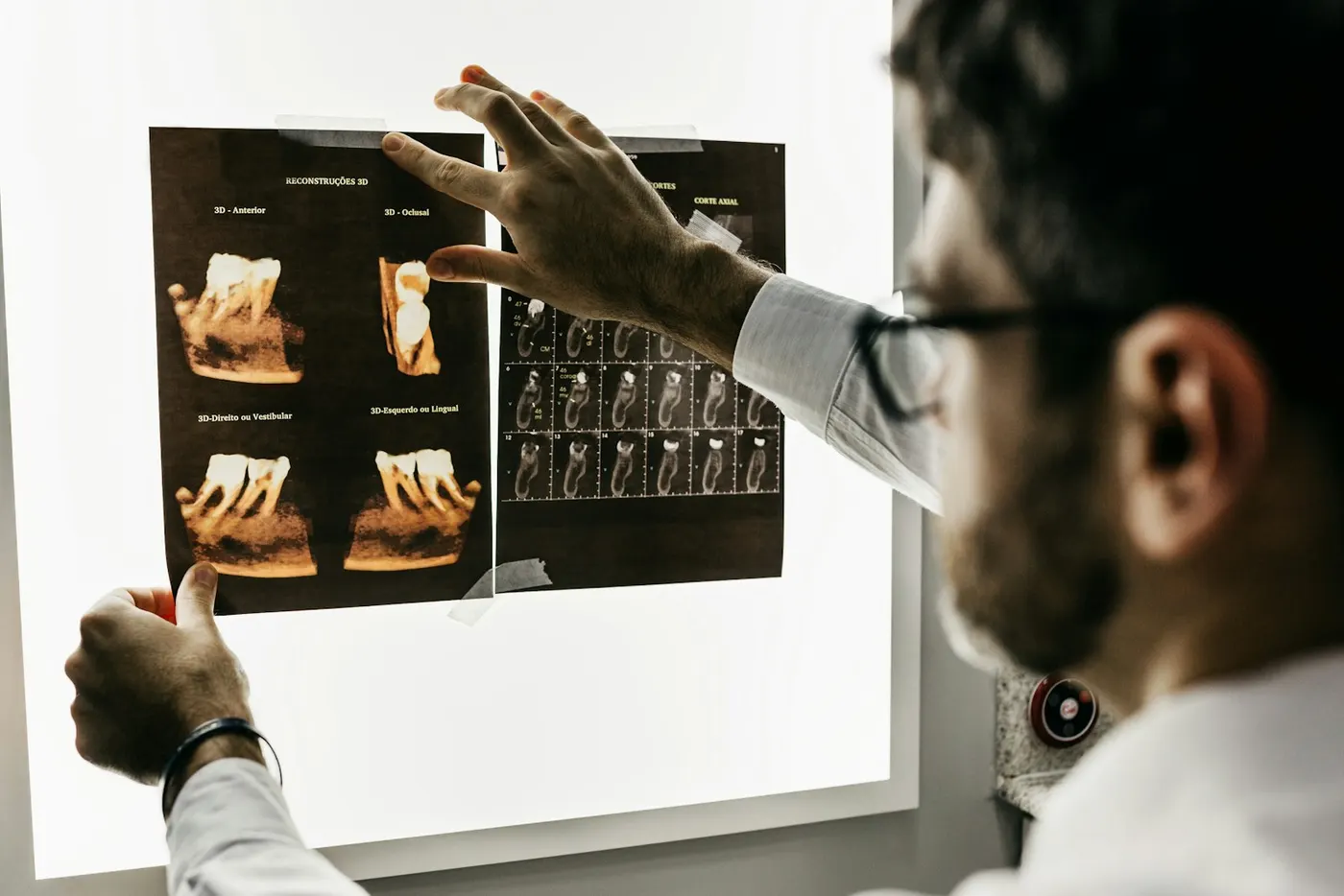 Dentista analisando radiografias