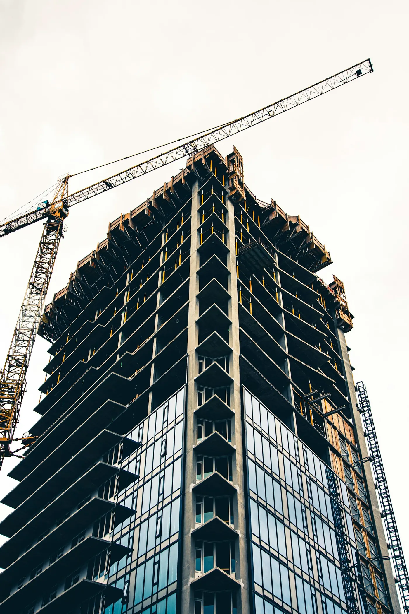 Edifício em construção com guindaste