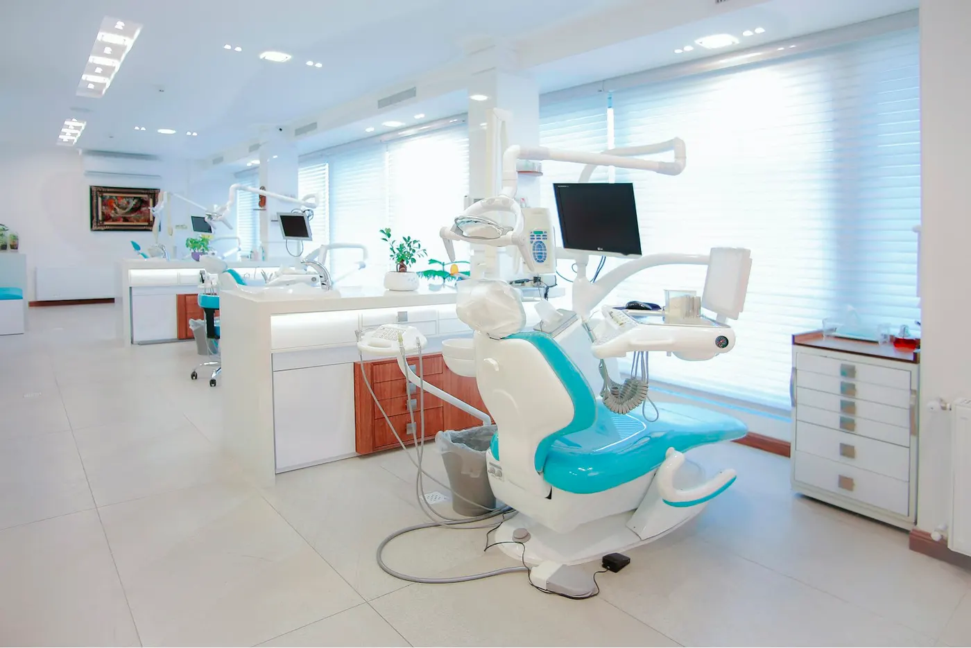 Consultório odontológico com luz natural