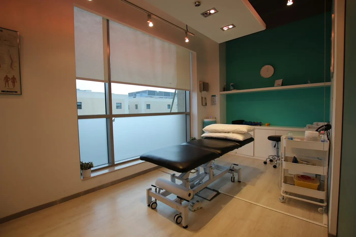 Sala de atendimento com maca e luz natural
