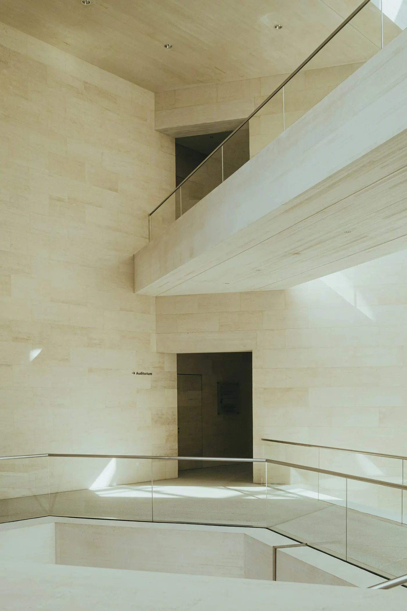 Interior em concreto com luz natural