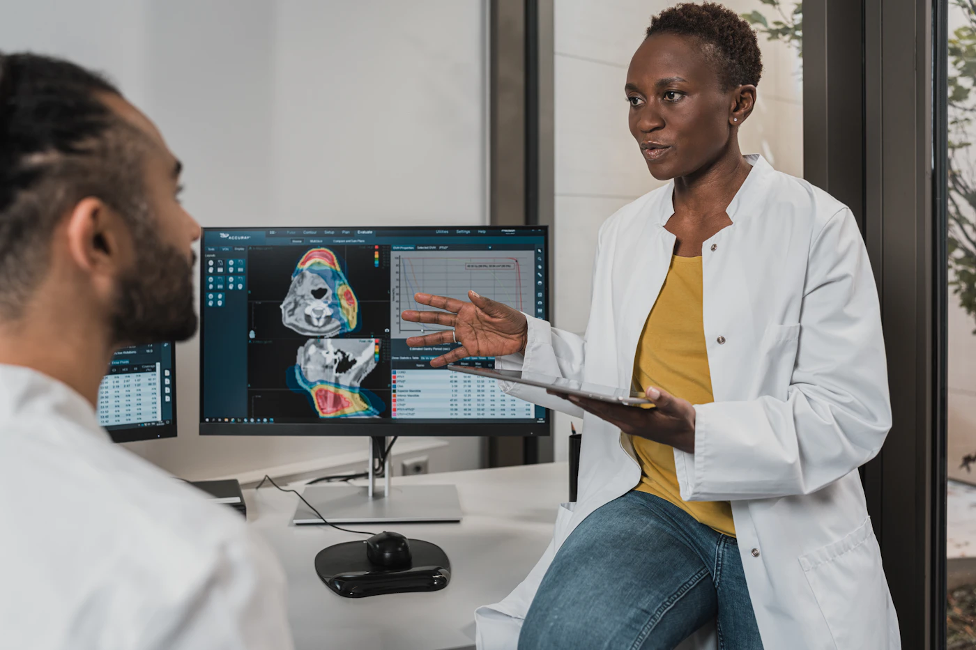 Médica explicando um exame ao paciente