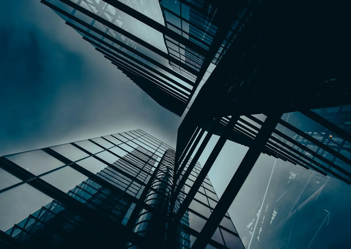 Edifícios corporativos vistos de baixo