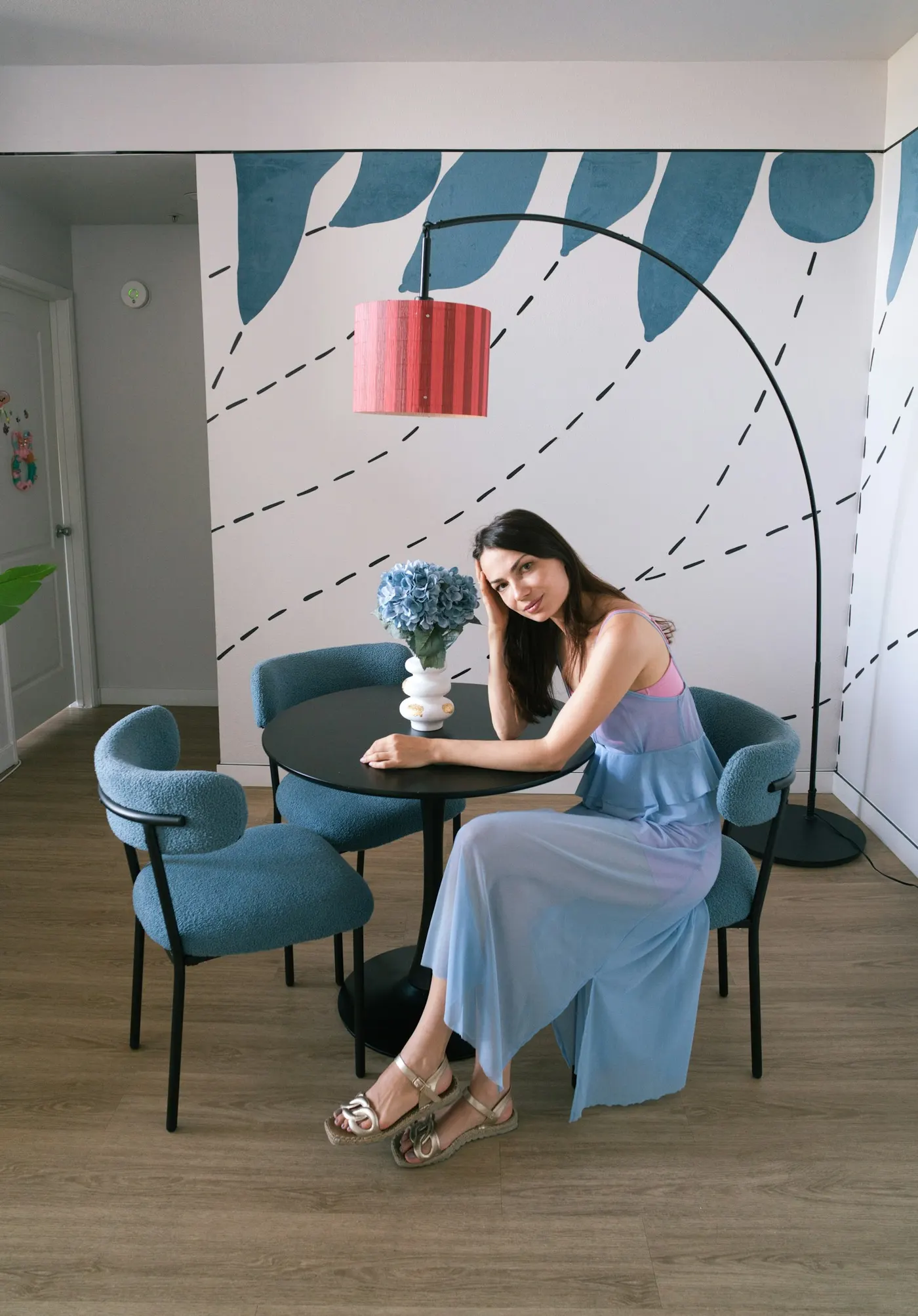 Designer em ambiente decorado