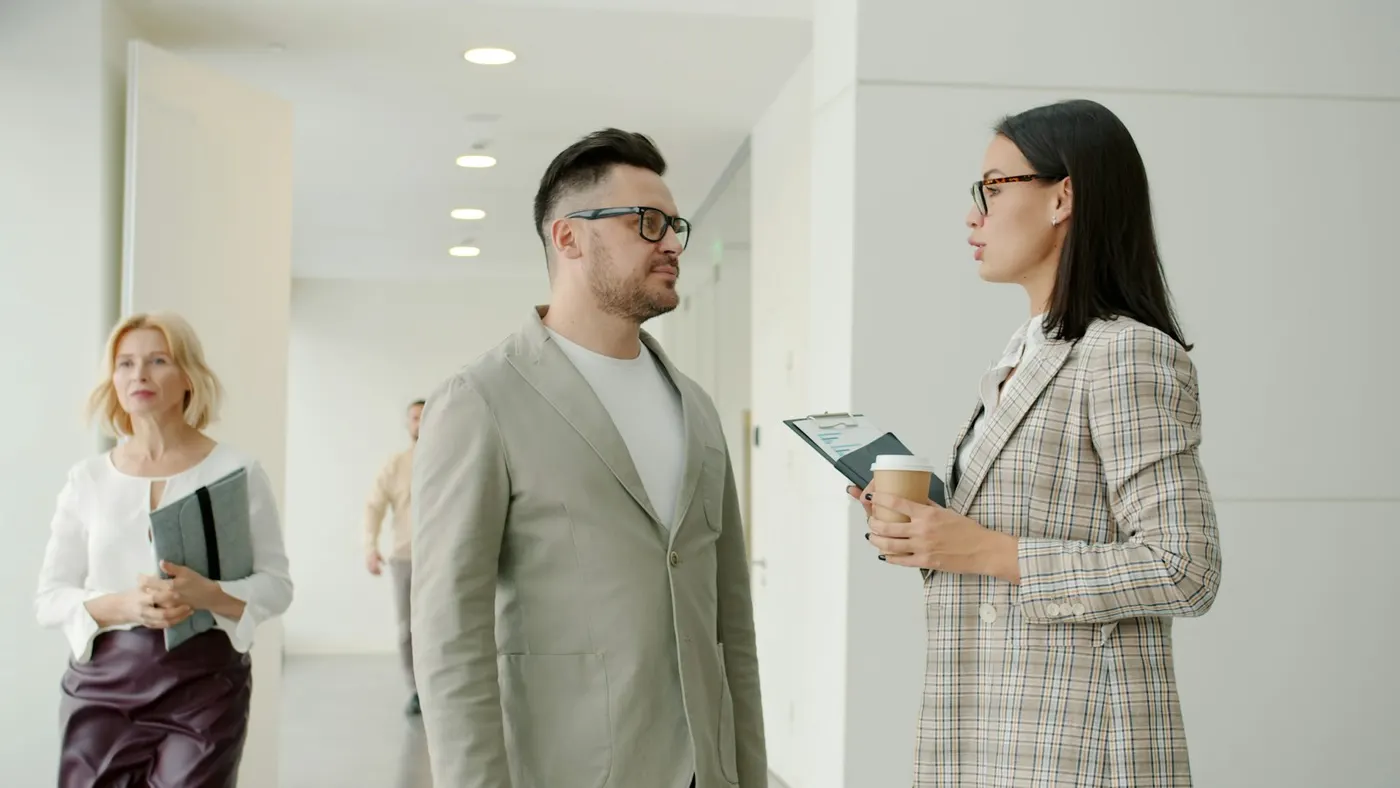 Conversa entre colegas no corredor