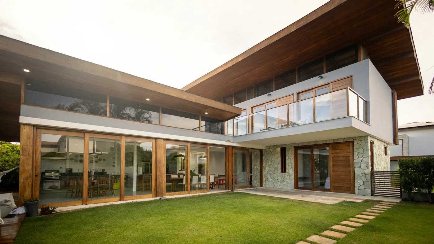 Casa contemporânea com jardim