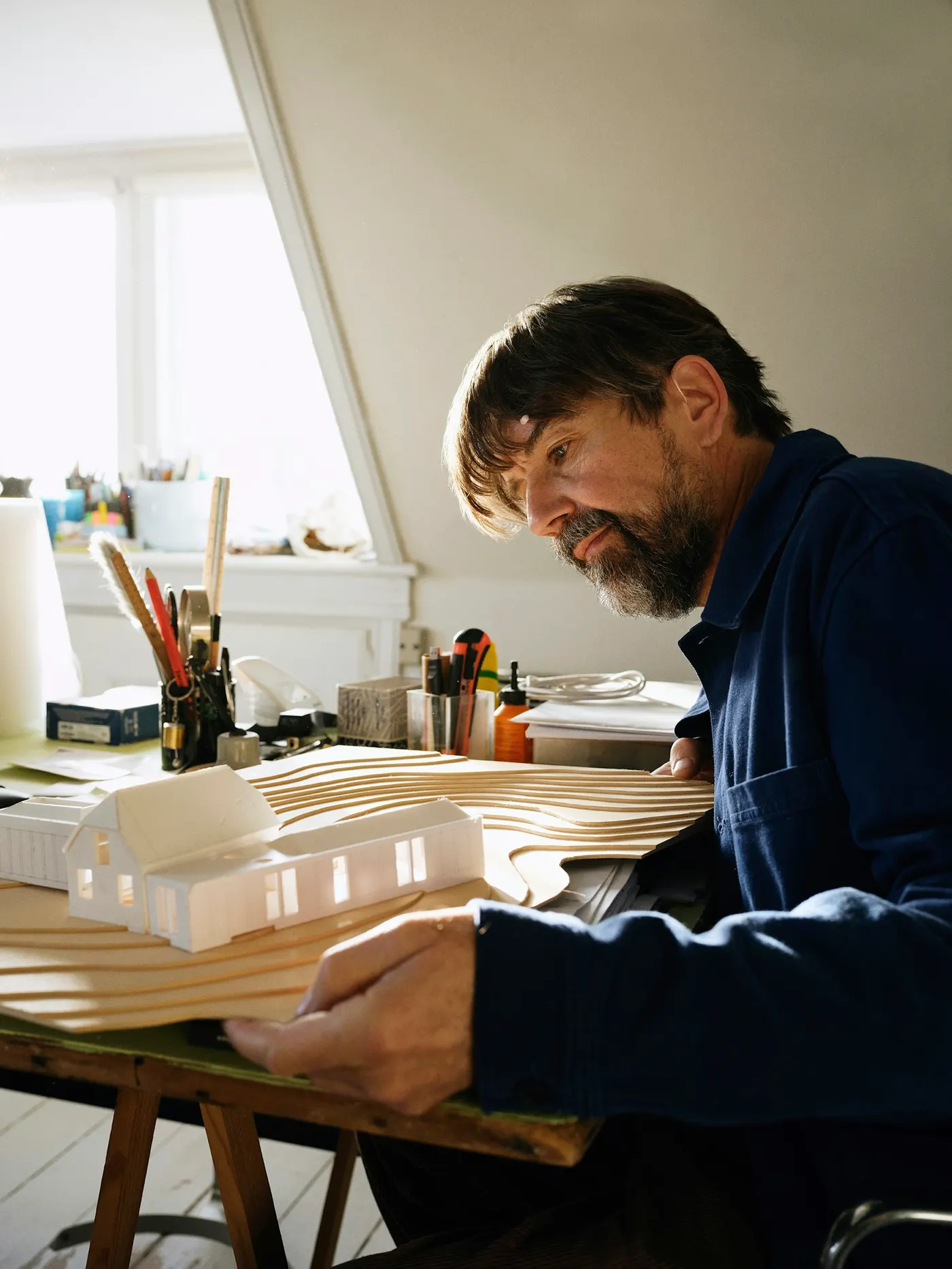 Arquiteto trabalhando em uma maquete