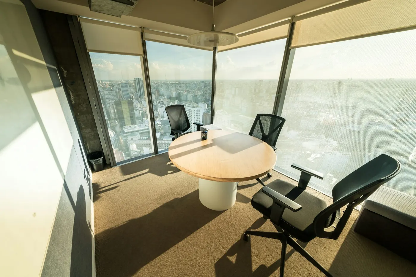 Escritório com vista para a cidade
